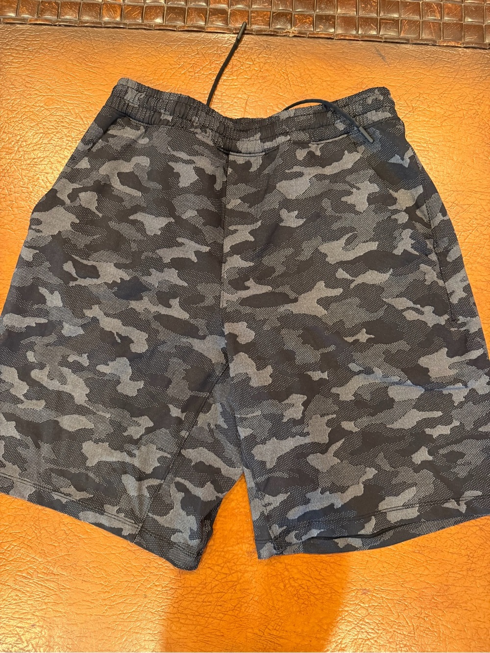 Lululemon Men’s Black/Gray camo shorts! Size Small!